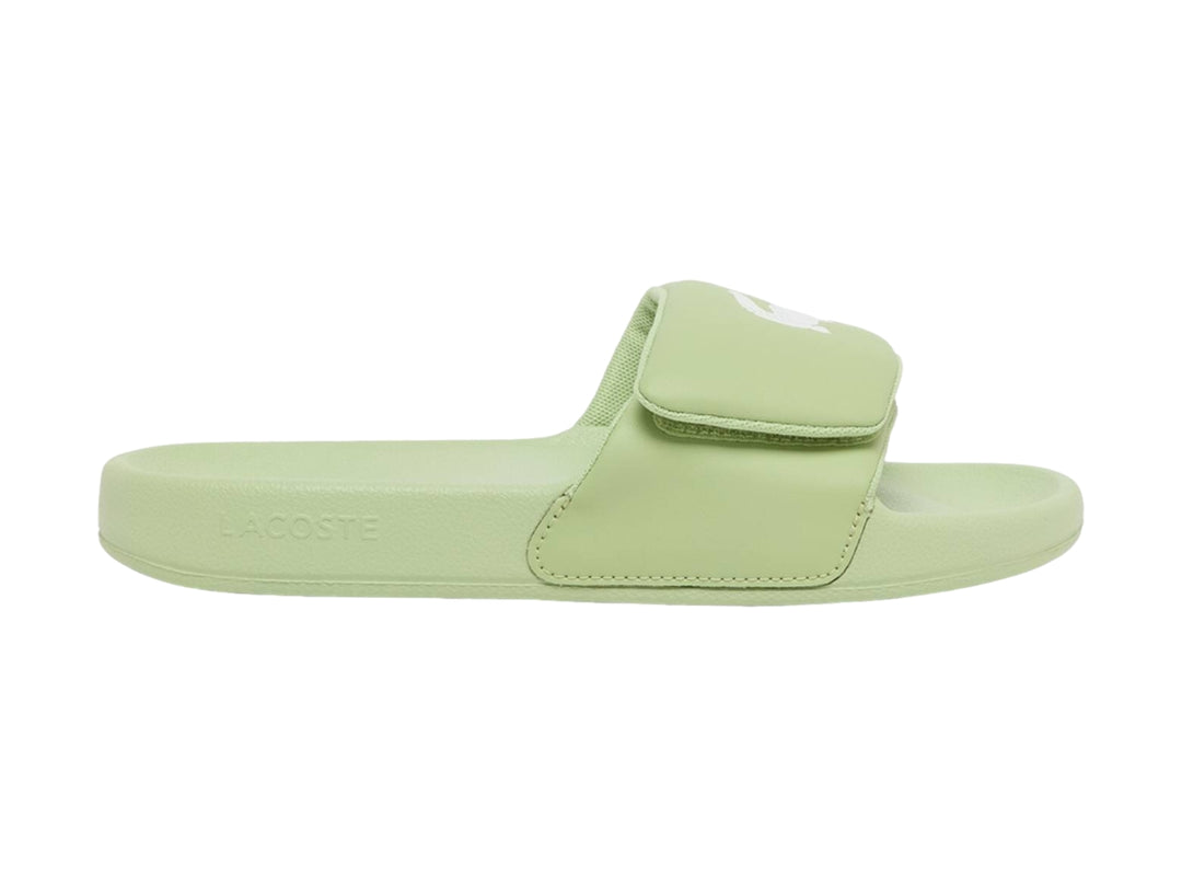 Sandalia Lacoste Serve Slide en color verde claro para mujer.
