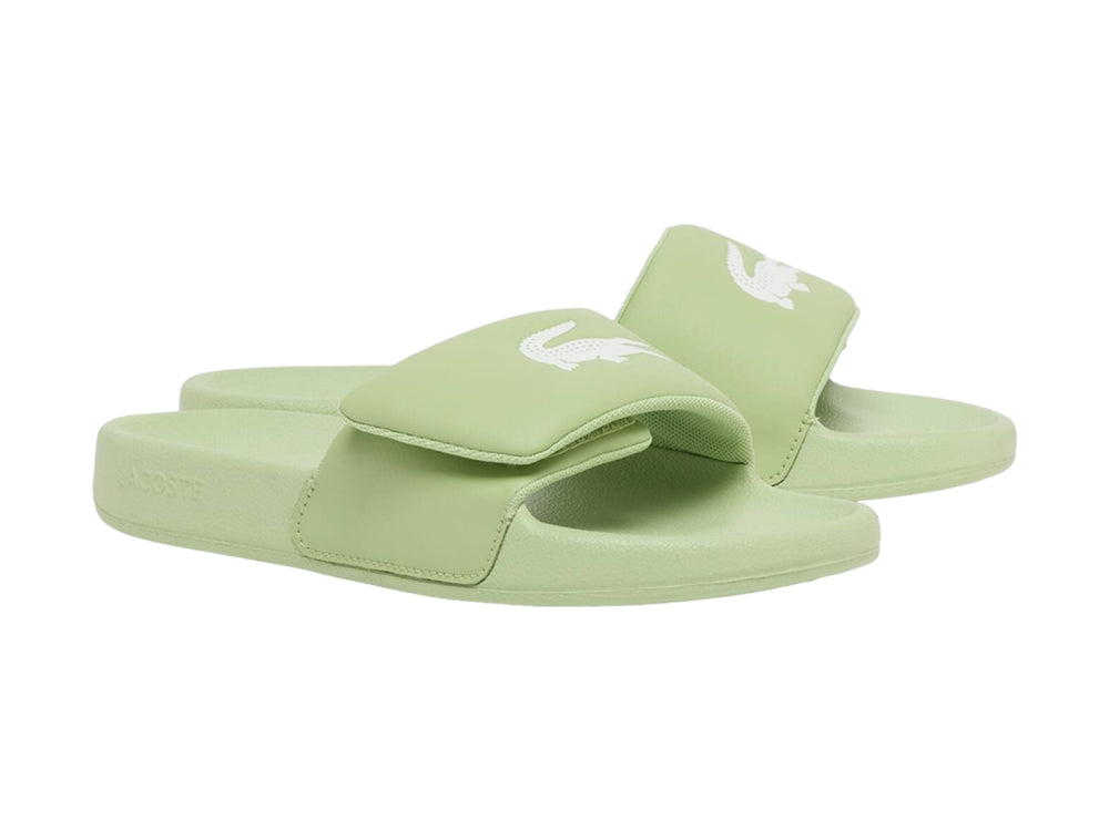 Sandalia Lacoste Serve Slide en color verde claro para mujer.