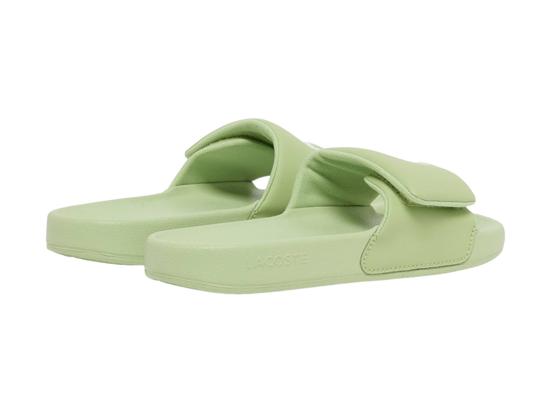Sandalia Lacoste Serve Slide en color verde claro para mujer.
