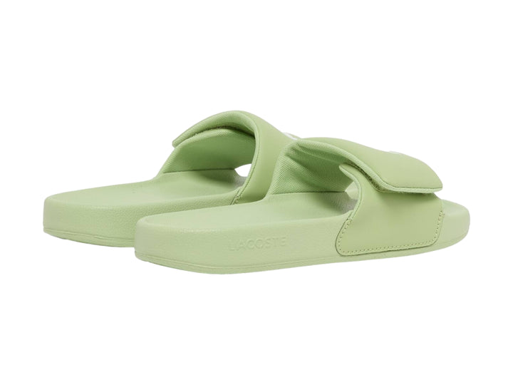 Sandalia Lacoste Serve Slide en color verde claro para mujer.