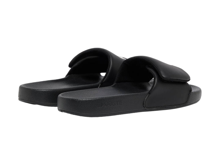 Sandalia Lacoste Serve Slide color negro para mujer con diseño minimalista y correa ancha.