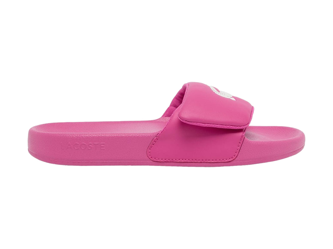 Sandalia Lacoste Serve Slide de color rosa para mujer con correa ancha.