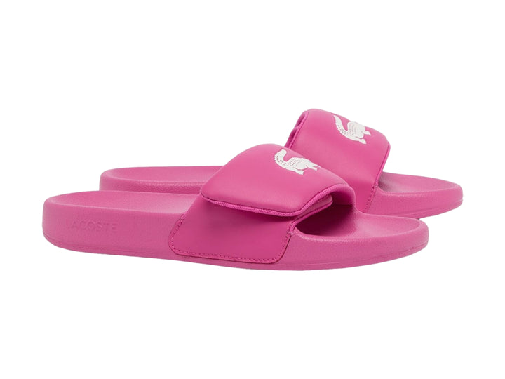 Sandalia Lacoste Serve Slide de color rosa para mujer con correa ancha.