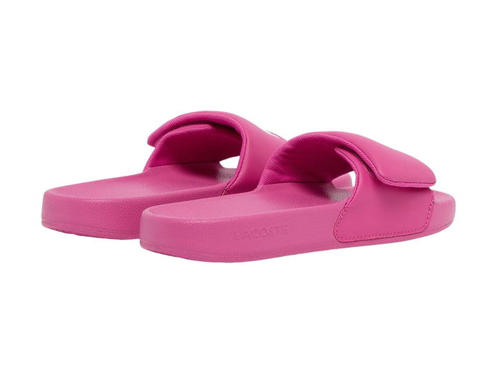 Sandalia Lacoste Serve Slide de color rosa para mujer con correa ancha.