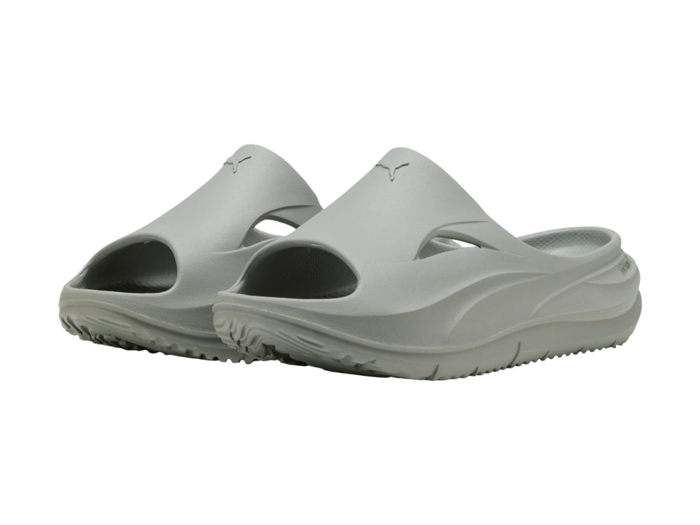 Sandalia PUMA Softride Zerog Slide para hombre en color gris humo, vista lateral.