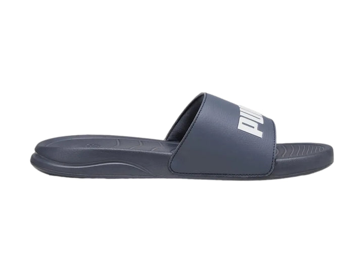 Sandalia PUMA Popcat 20 color azul oscuro con logotipo blanco en la correa.