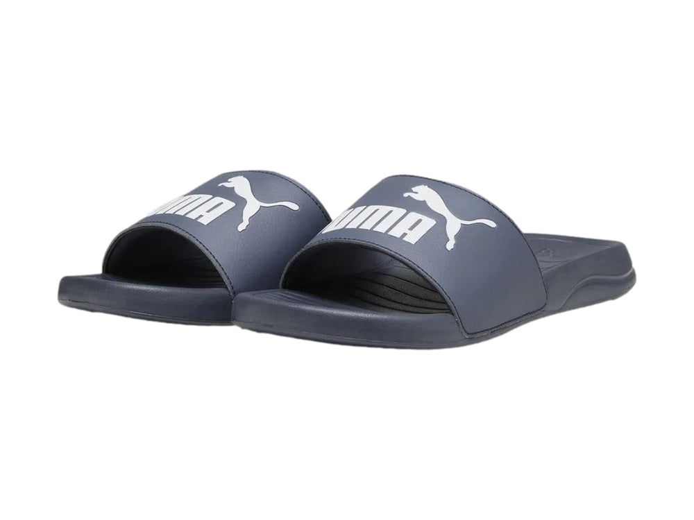 Sandalia PUMA Popcat 20 color azul oscuro con logotipo blanco en la correa.