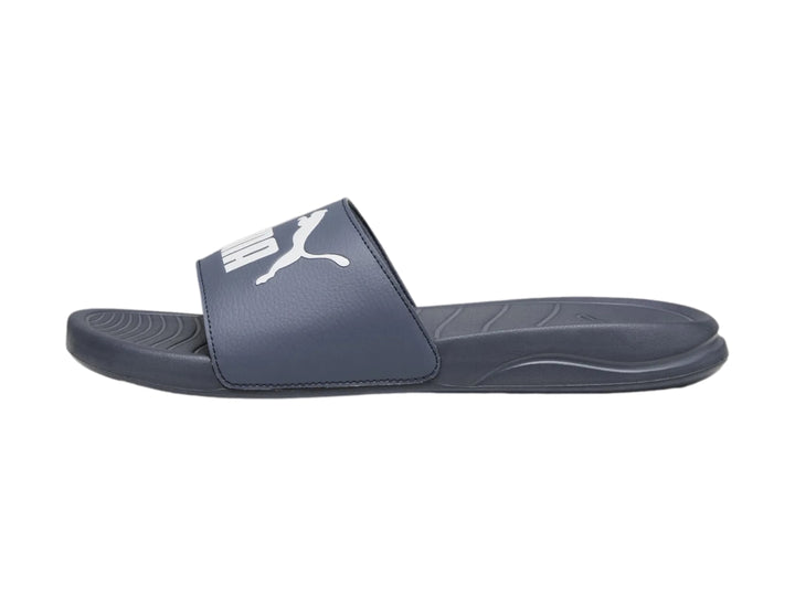 Sandalia PUMA Popcat 20 color azul oscuro con logotipo blanco en la correa.