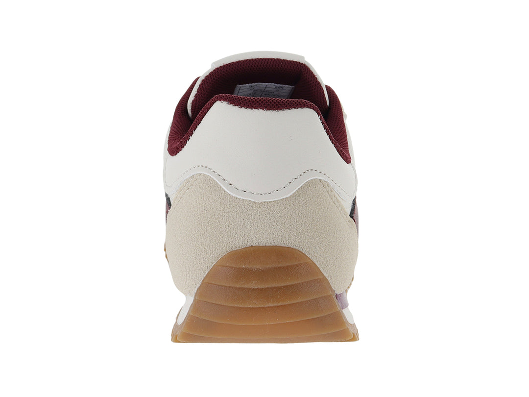 Tenis color beige con detalles en color vino y suela color caramelo.