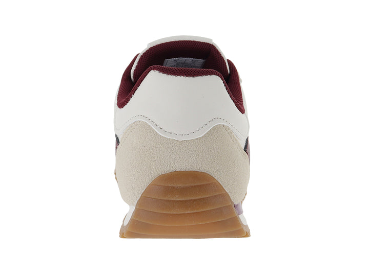 Tenis color beige con detalles en color vino y suela color caramelo.
