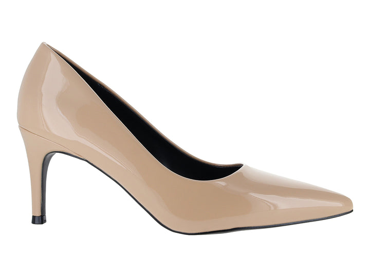 Zapato stiletto color nude de charol brillante con tacón alto y punta fina.