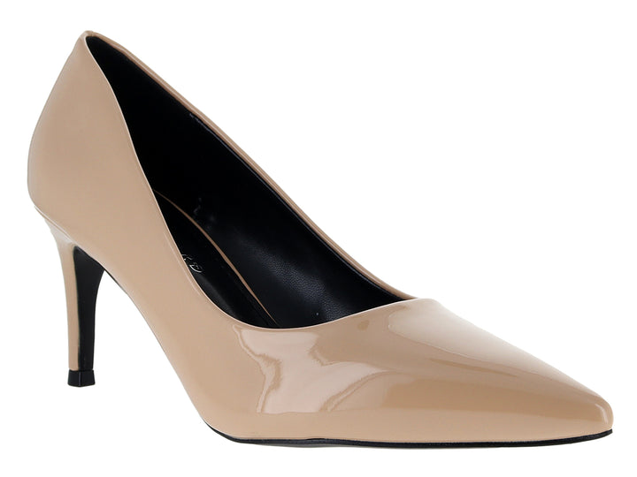 Zapato stiletto color nude de charol brillante con tacón alto y punta fina.