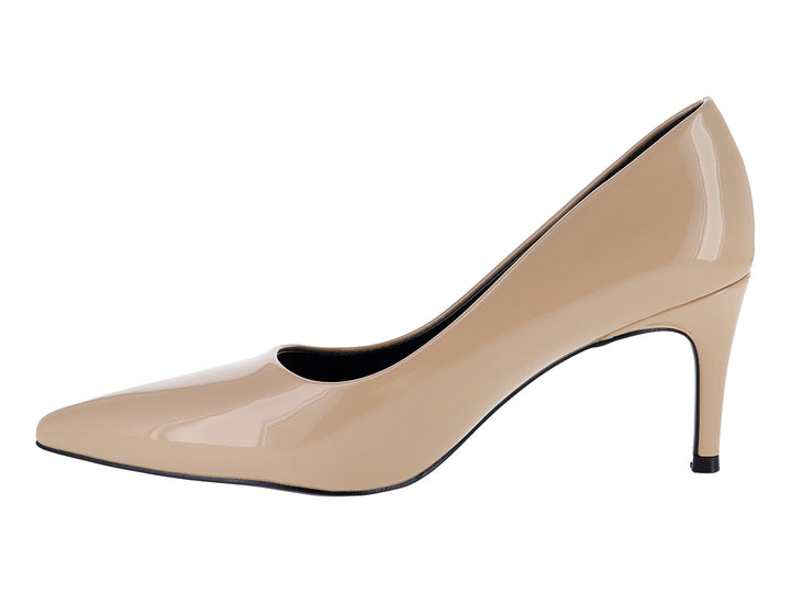 Zapato stiletto color nude de charol brillante con tacón alto y punta fina.