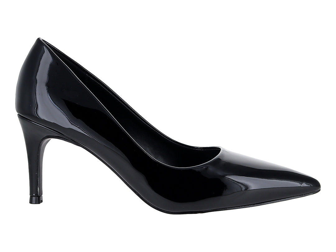 Zapato stiletto negro de charol con tacón alto y punta fina sobre fondo blanco.