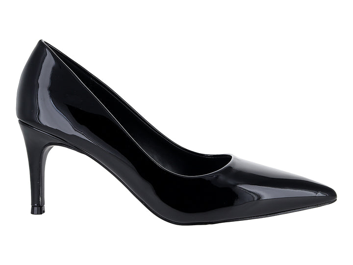 Zapato stiletto negro de charol con tacón alto y punta fina sobre fondo blanco.