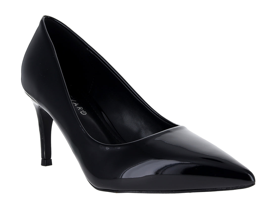 Zapato stiletto negro de charol con tacón alto y punta fina sobre fondo blanco.
