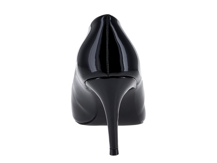 Zapato stiletto negro de charol con tacón alto y punta fina sobre fondo blanco.