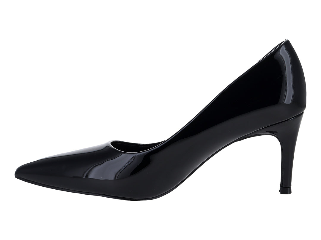 Zapato stiletto negro de charol con tacón alto y punta fina sobre fondo blanco.