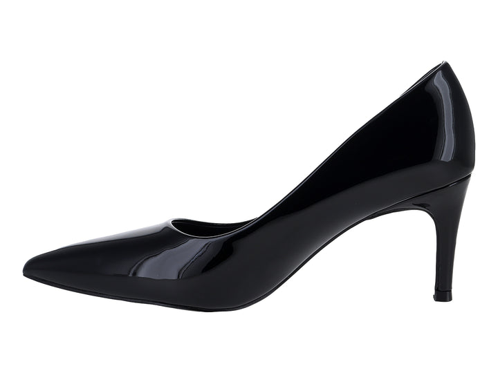 Zapato stiletto negro de charol con tacón alto y punta fina sobre fondo blanco.
