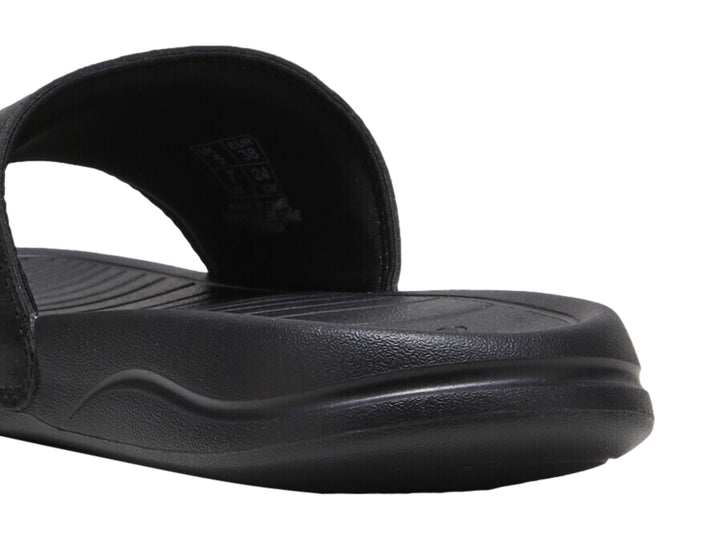 Sandalia PUMA Popcat 20 de color negro con logotipo dorado en la correa superior.