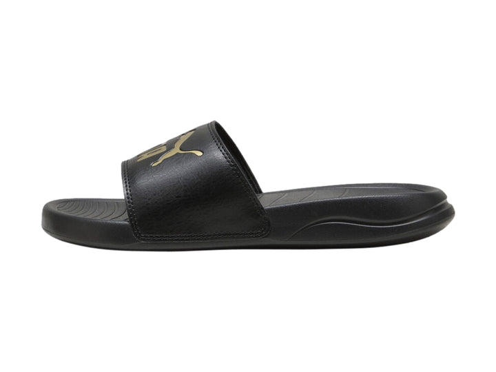 Sandalia PUMA Popcat 20 de color negro con logotipo dorado en la correa superior.