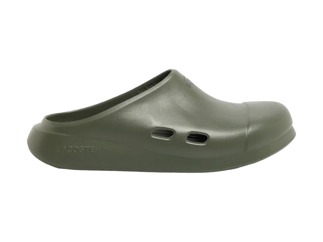 Sandalia Lacoste Meduz Clog color khaki para hombre, vista lateral sobre fondo blanco.
