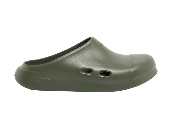 Sandalia Lacoste Meduz Clog color khaki para hombre, vista lateral sobre fondo blanco.