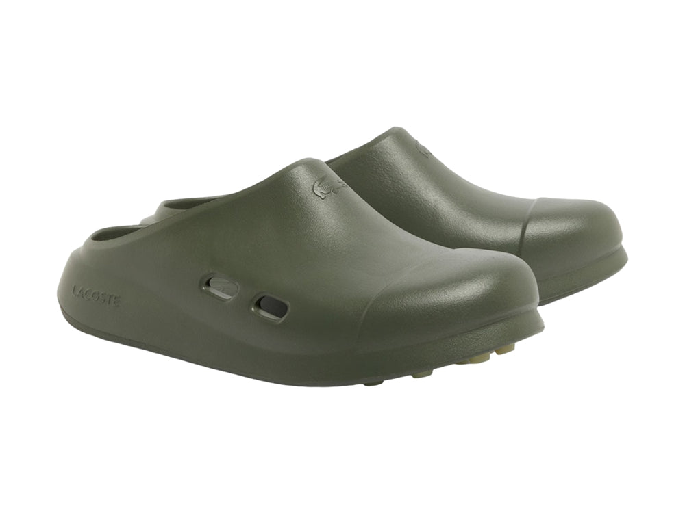Sandalia Lacoste Meduz Clog color khaki para hombre, vista lateral sobre fondo blanco.