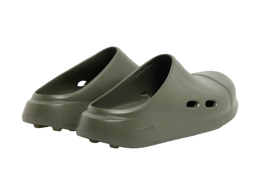 Sandalia Lacoste Meduz Clog color khaki para hombre, vista lateral sobre fondo blanco.