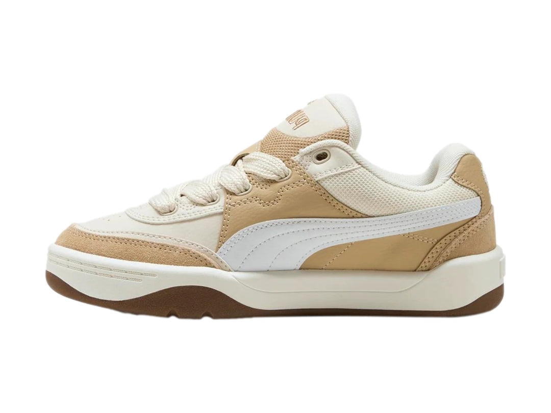 Tenis PUMA Park Lifestyle SK8 Jr en colores crema y beige para niño.