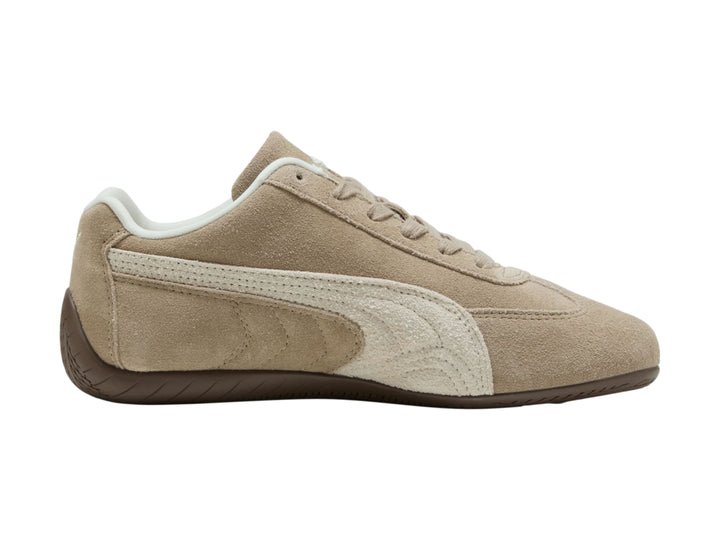 Tenis Puma Speedcat Elevated color beige con franja blanca y suela marrón para mujer.