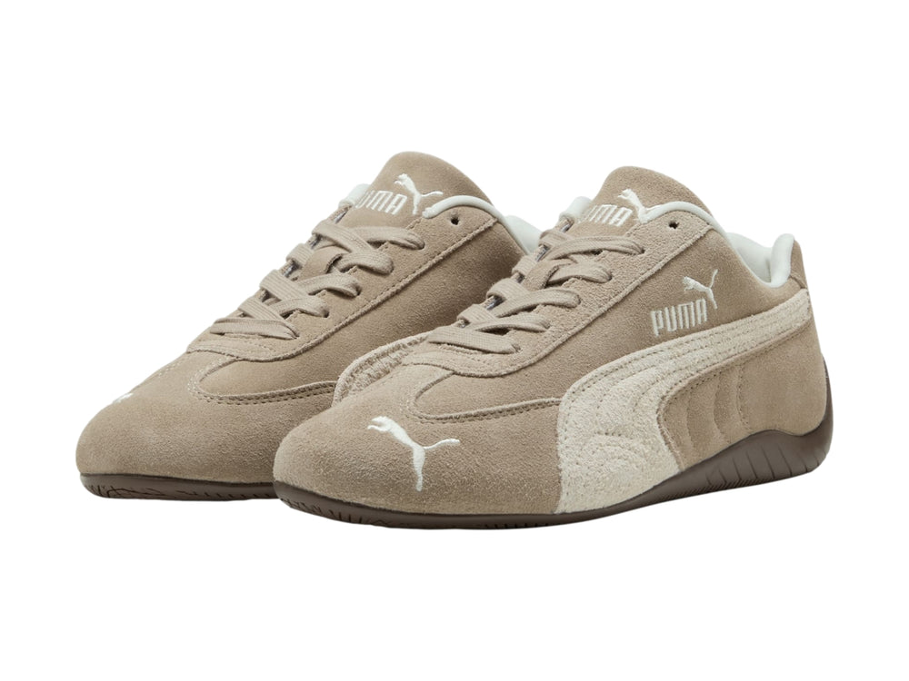Tenis Puma Speedcat Elevated color beige con franja blanca y suela marrón para mujer.