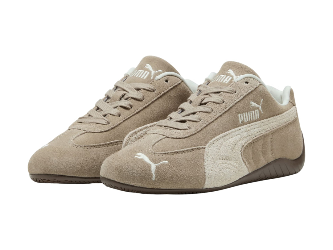 Tenis Puma Speedcat Elevated color beige con franja blanca y suela marrón para mujer.