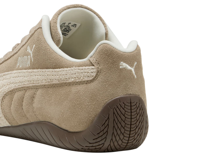 Tenis Puma Speedcat Elevated color beige con franja blanca y suela marrón para mujer.