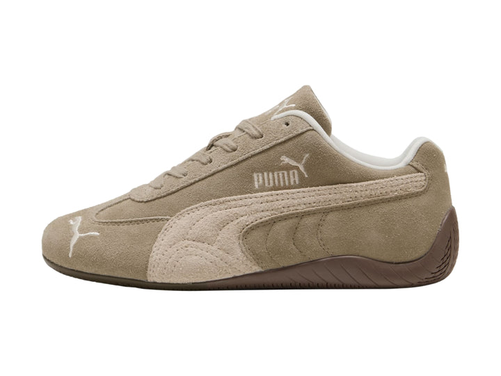 Tenis Puma Speedcat Elevated color beige con franja blanca y suela marrón para mujer.