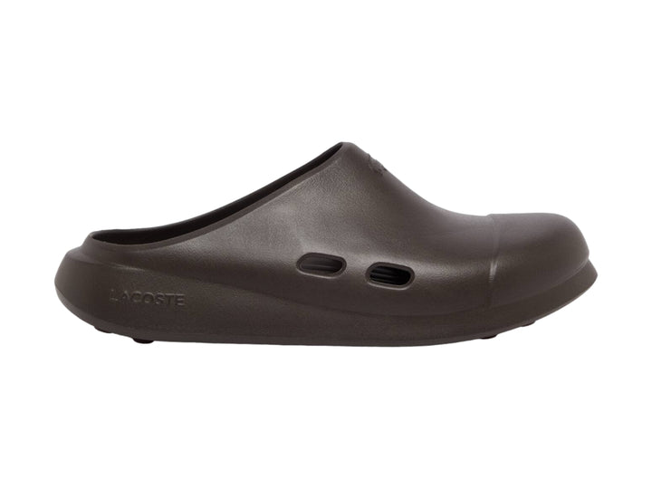 Sandalia tipo clog Lacoste en color café oscuro para hombre con acabado mate.