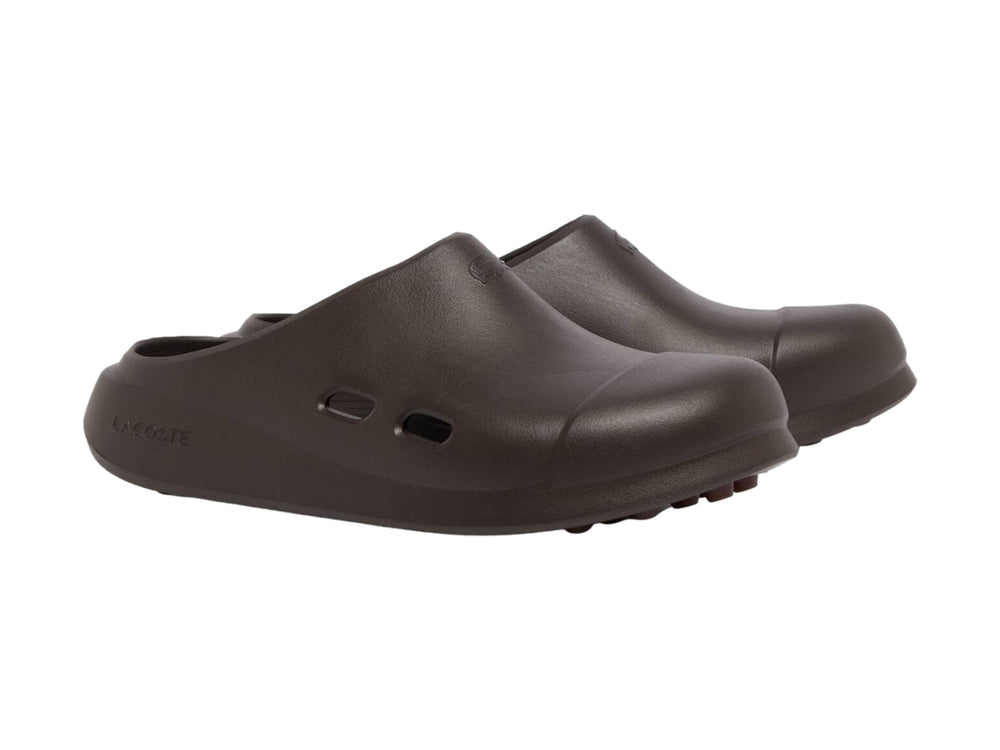 Sandalia tipo clog Lacoste en color café oscuro para hombre con acabado mate.
