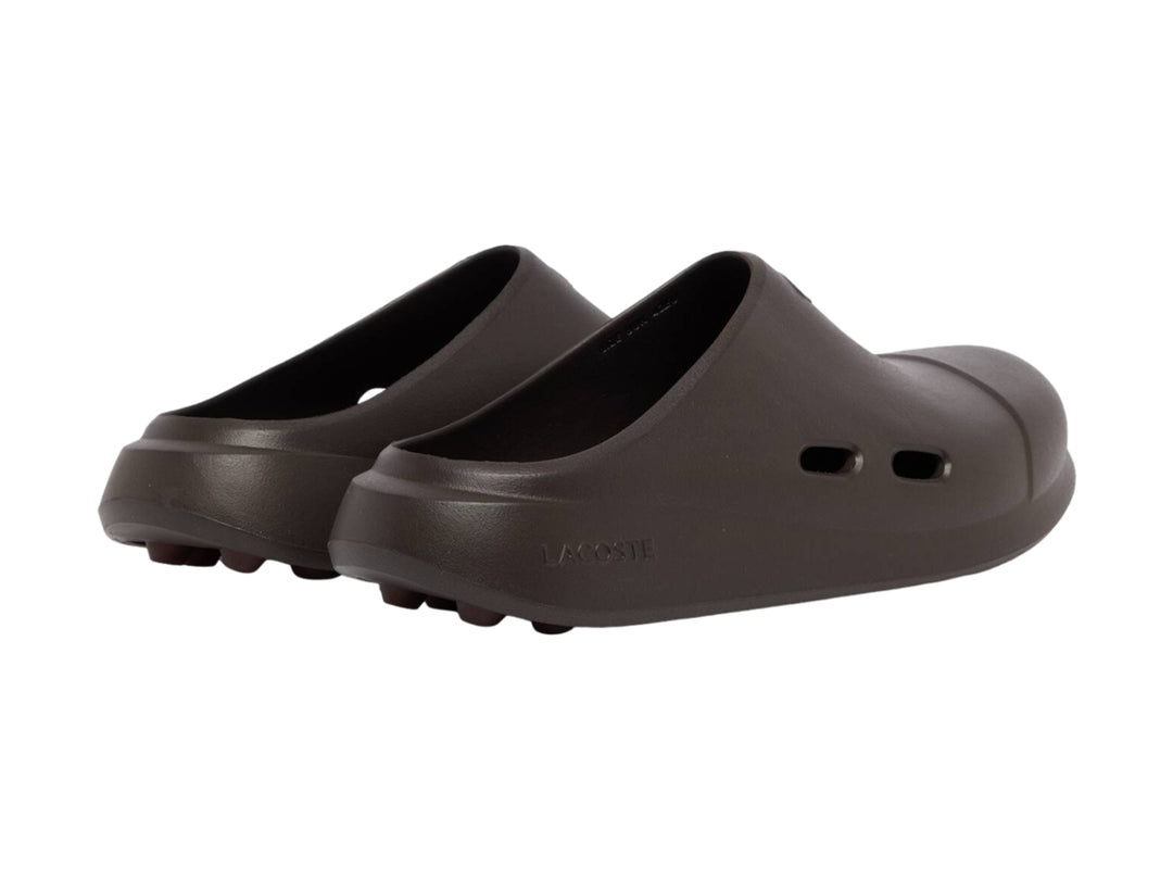 Sandalia tipo clog Lacoste en color café oscuro para hombre con acabado mate.