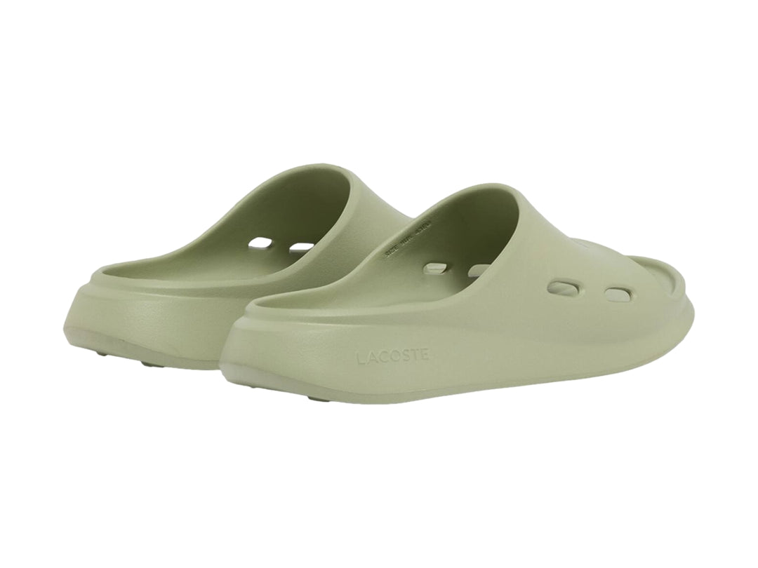 Sandalia Lacoste Meduz Slide color khaki para hombre con diseño minimalista y monocromático.