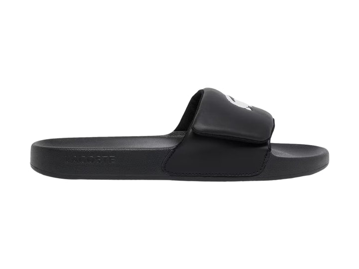 Sandalia Lacoste Serve Slide color negro para hombre con correa ancha y suela cómoda.