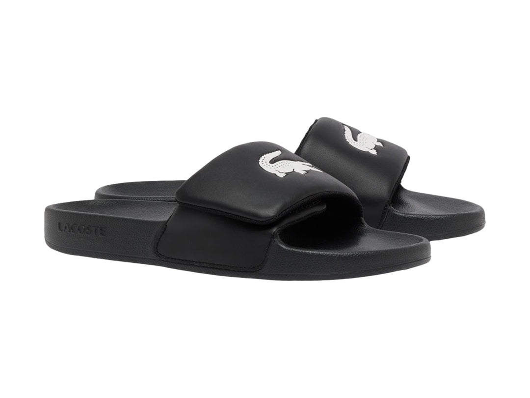 Sandalia Lacoste Serve Slide color negro para hombre con correa ancha y suela cómoda.