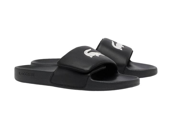 Sandalia Lacoste Serve Slide color negro para hombre con correa ancha y suela cómoda.
