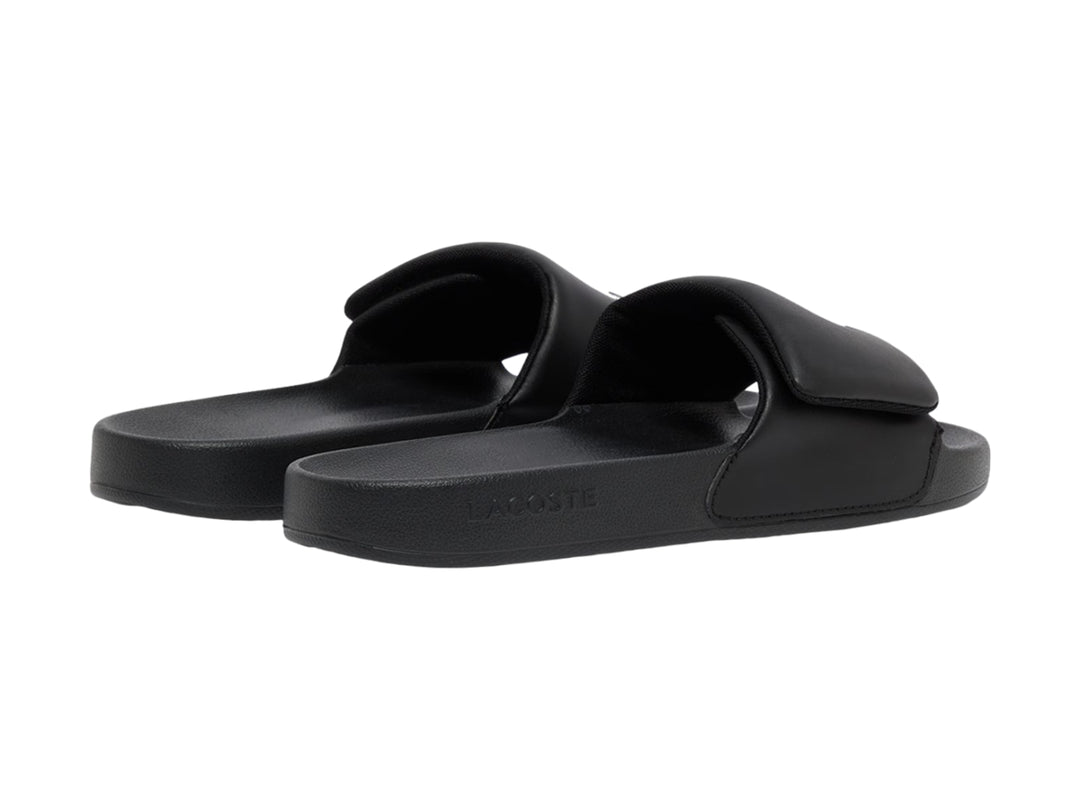 Sandalia Lacoste Serve Slide color negro para hombre con correa ancha y suela cómoda.
