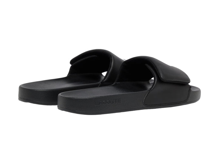Sandalia Lacoste Serve Slide color negro para hombre con correa ancha y suela cómoda.