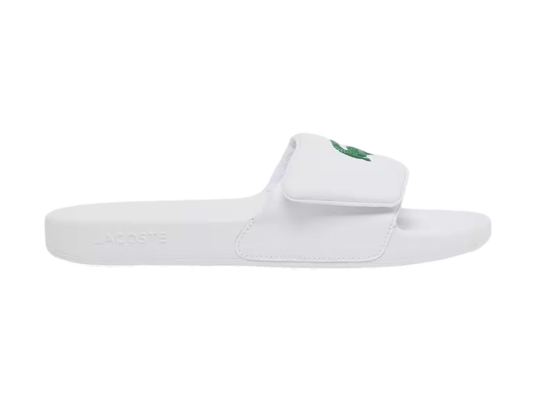 Sandalia blanca Lacoste Serve Slide para hombre con correa ajustable y logo verde.