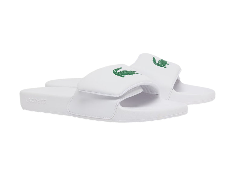 Sandalia blanca Lacoste Serve Slide para hombre con correa ajustable y logo verde.