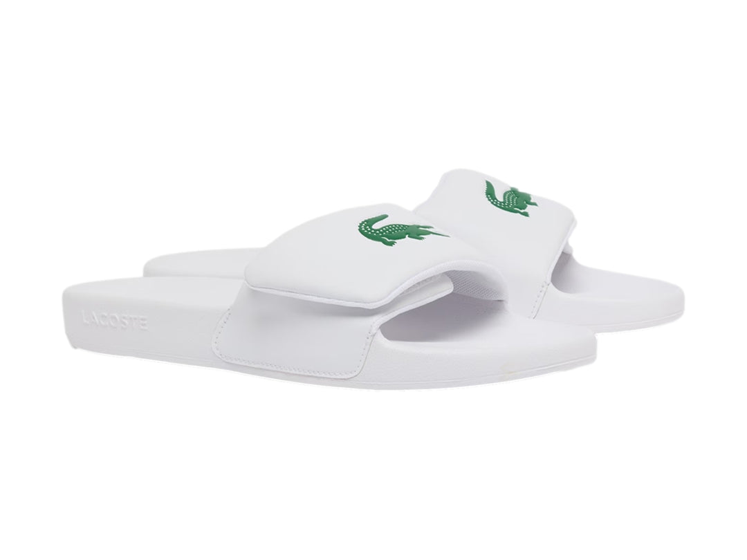 Sandalia blanca Lacoste Serve Slide para hombre con correa ajustable y logo verde.