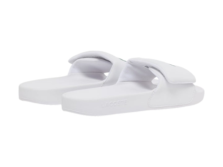 Sandalia blanca Lacoste Serve Slide para hombre con correa ajustable y logo verde.