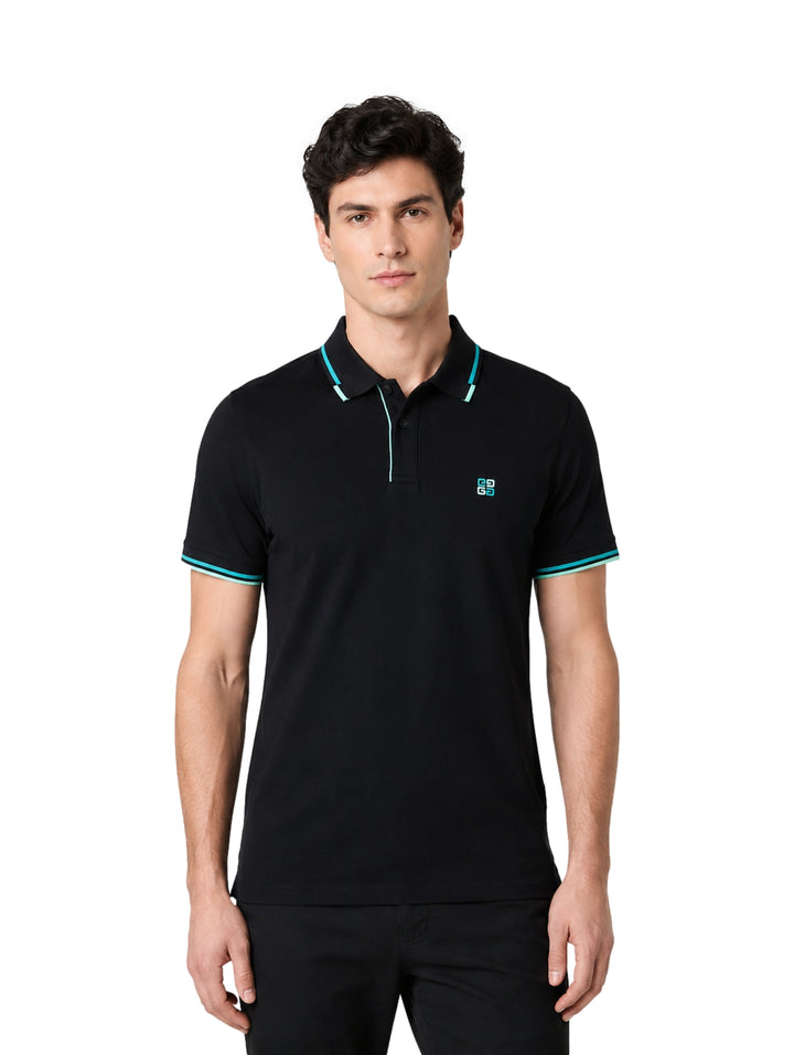 Hombre vistiendo playera polo Givenchy color negro con detalles en turquesa en cuello y mangas.