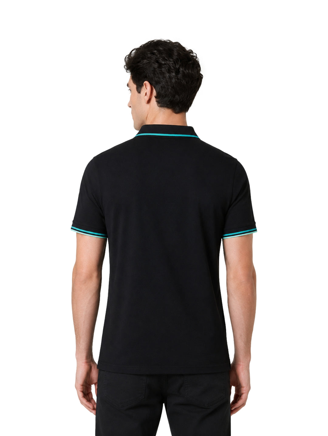Hombre vistiendo playera polo Givenchy color negro con detalles en turquesa en cuello y mangas.